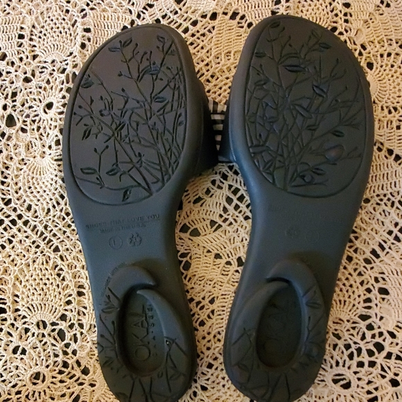 OKA b NWOT large sandals black check - Picture 2 of 2